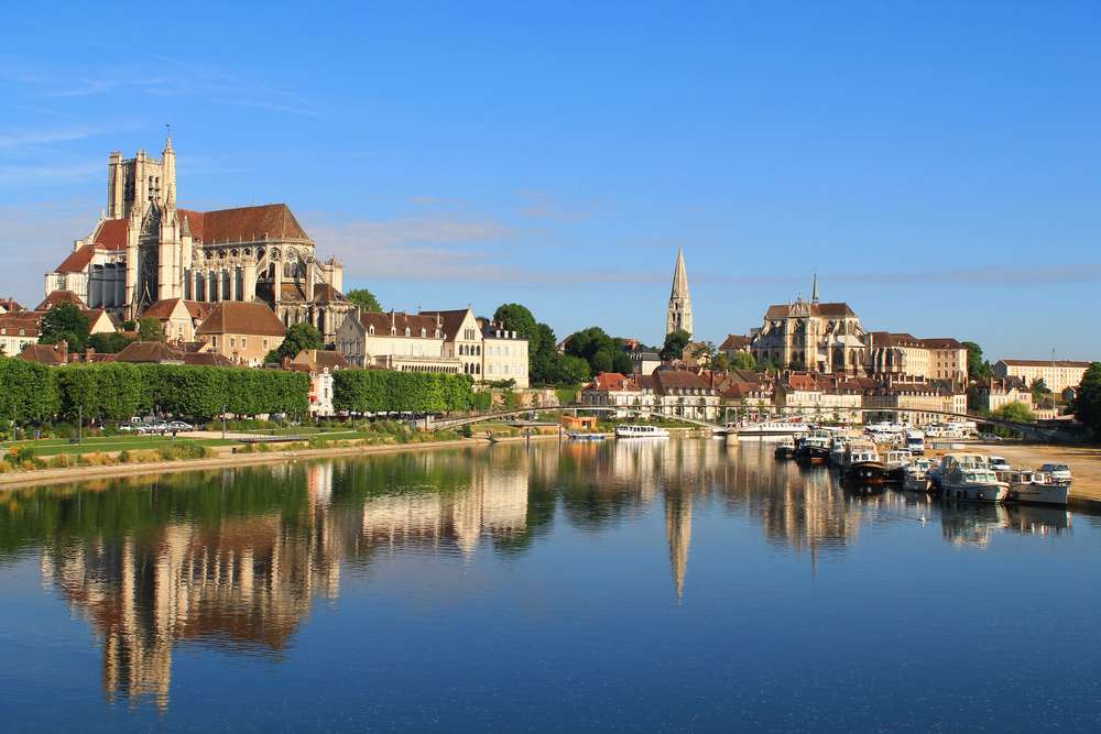 Photo d'églises bordant un fleuve en Bourgone-Franche-Comté.