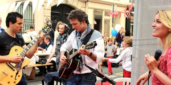 Un guitariste fait un concert en plein air lors d'une animation musicale.