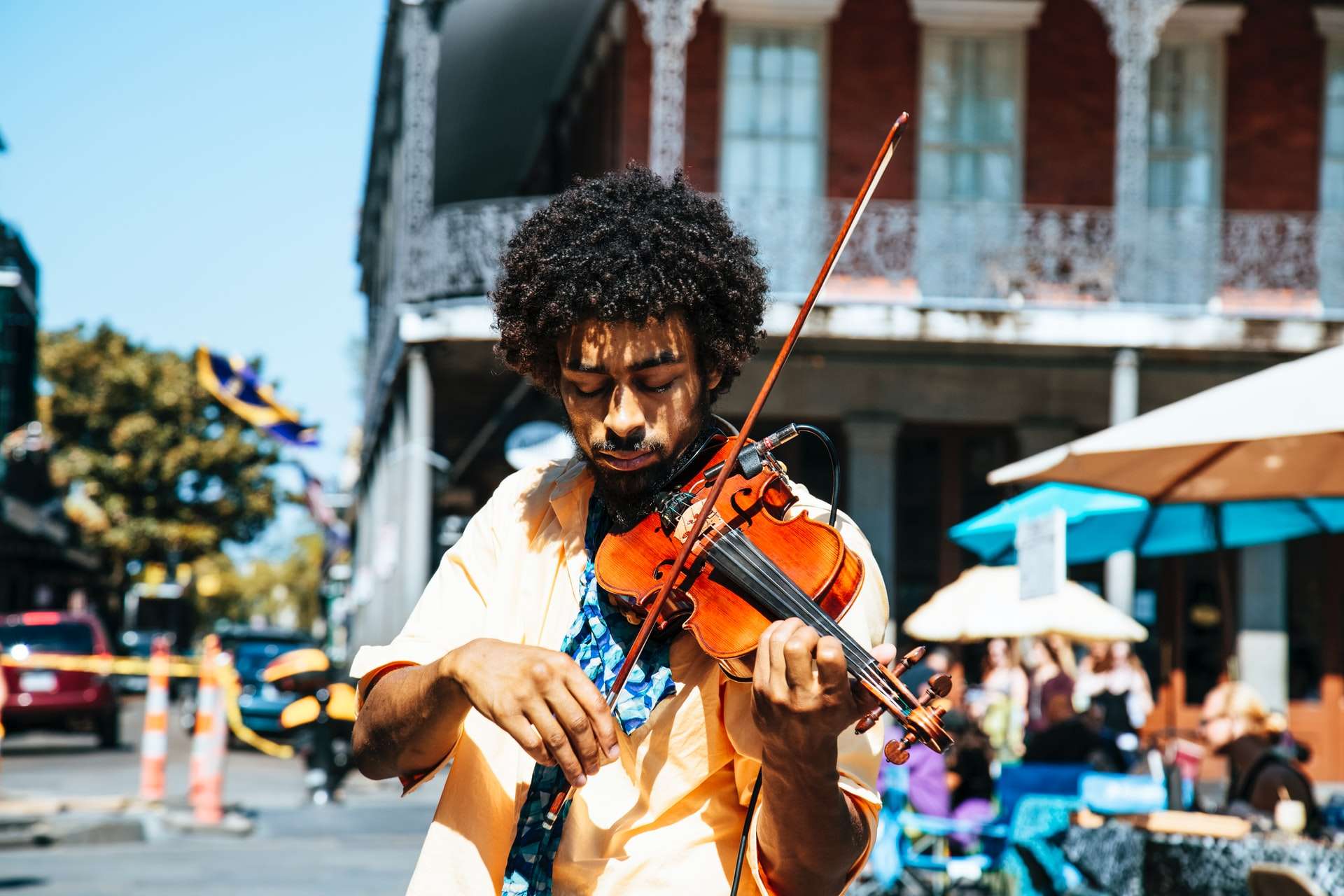 Un violoniste a répondu à une annonce musicien pour jouer de son instrument dans une rue ensoleillée.