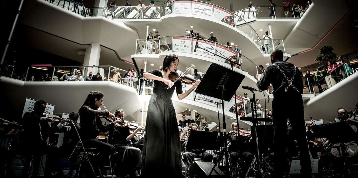Orchestre en pleine animation musicale dans la galerie marchande d'un centre commercial parisien