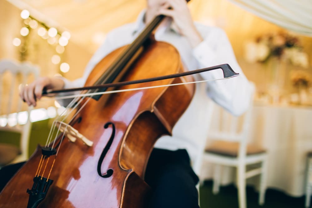 Un altiste joue lors d'une cérémonie de mariage.