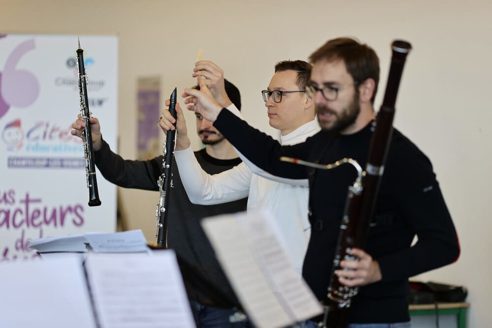 Trois bassonistes s'appretent à jouer.