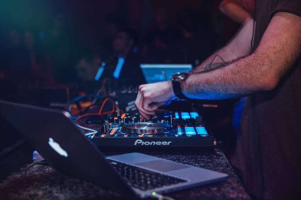 Base-dj-1