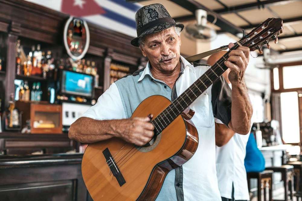 un Musicien jouant de la Musique Cubaine