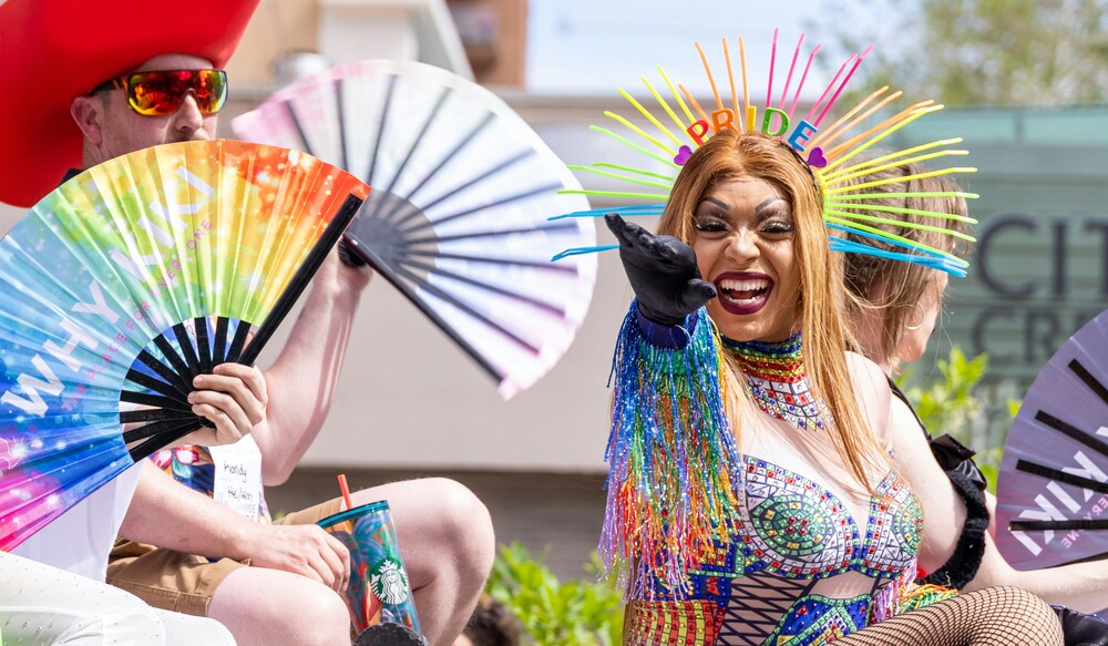 Drag-queen éblouissant avec des shows artistiques et colorés.