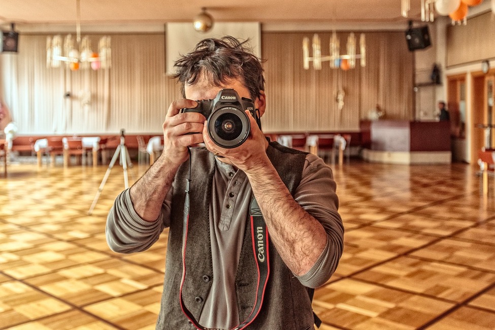 Photographe capturant des moments forts dans les événements d'entreprise.