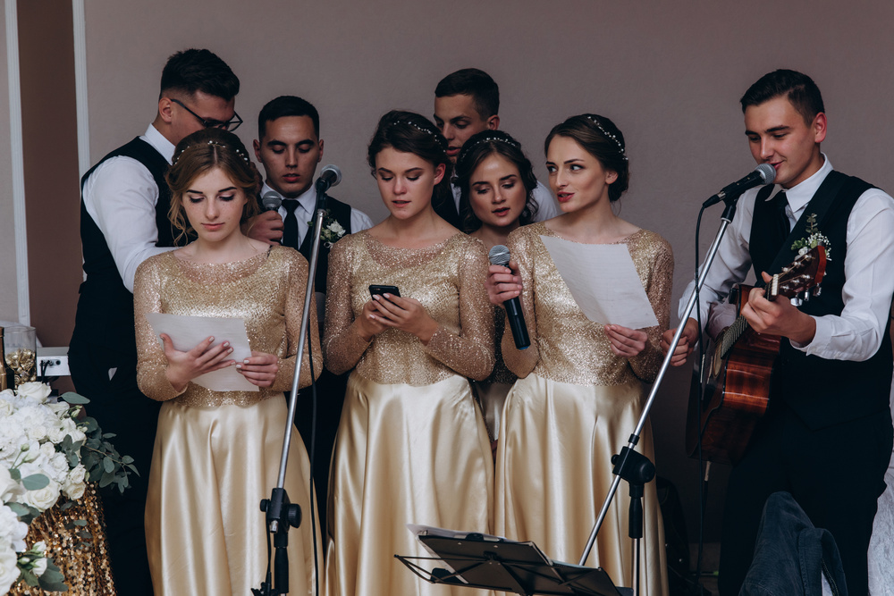 Une chorale se produit lors d'une cérémonie de mariage. 