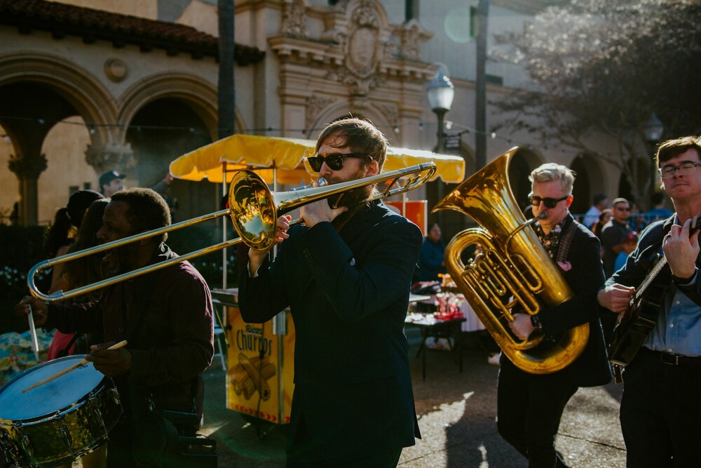 Un membre d'une fanfare joue du tuba dans la rue.