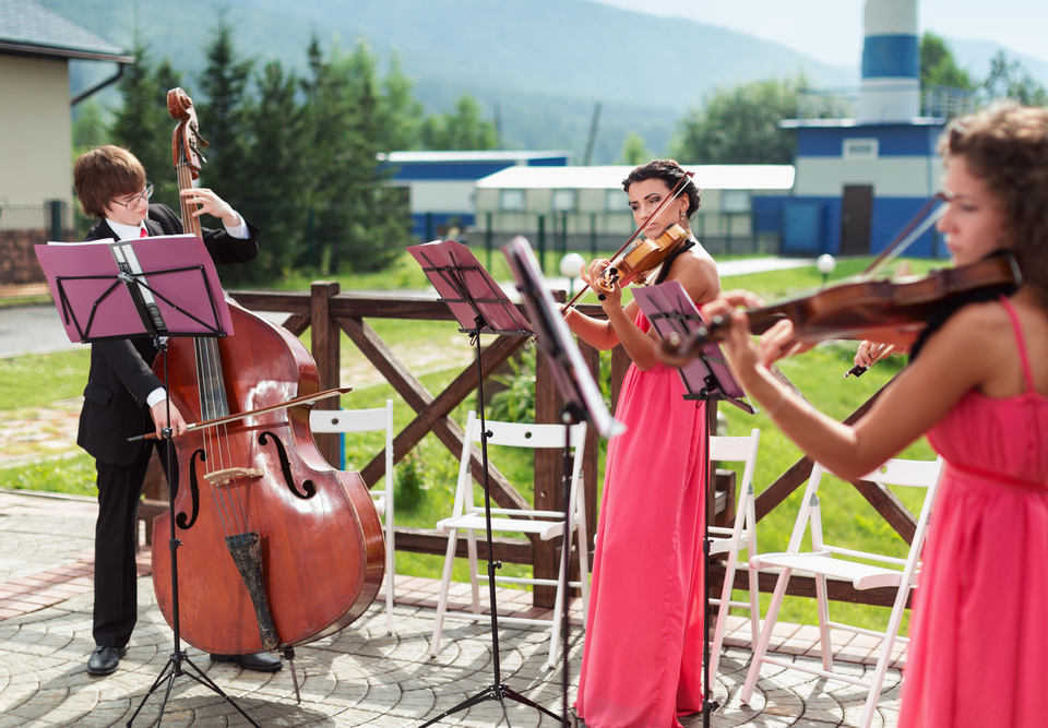 Plusieurs musiciens jouent lors d'une cérémonie.