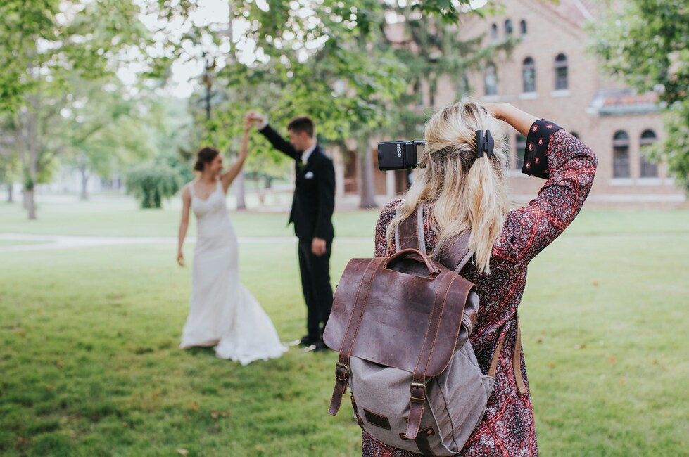 Photographe professionnel immortalisant les moments clés d'un mariage.