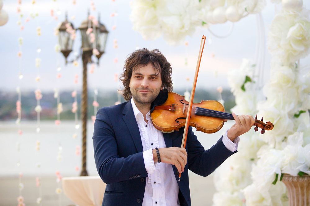 Un violoniste joue pendant un mariage. 