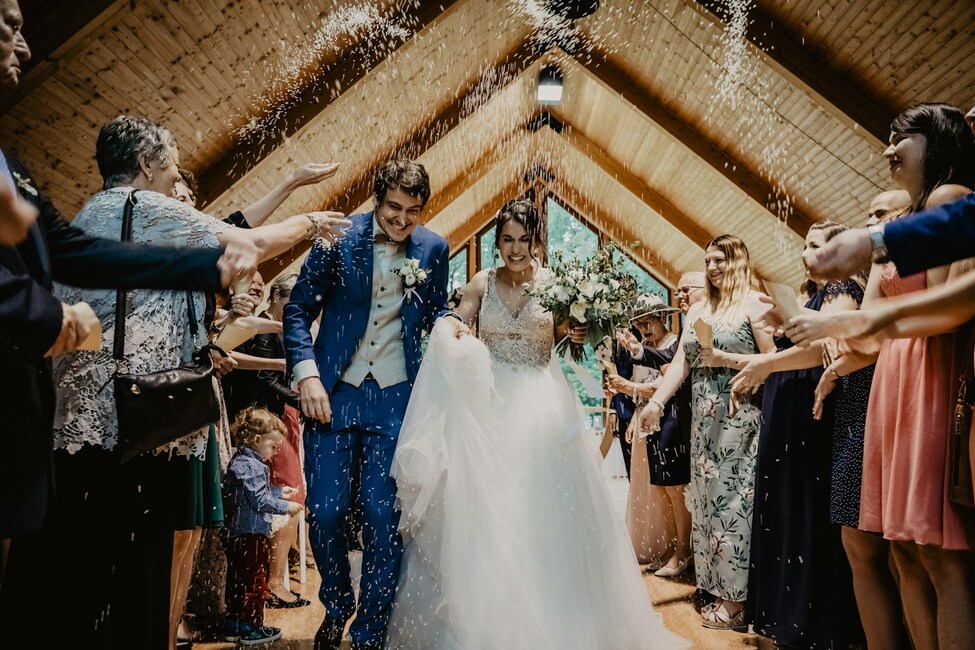 Officiant de mariage créant des cérémonies sur-mesure.