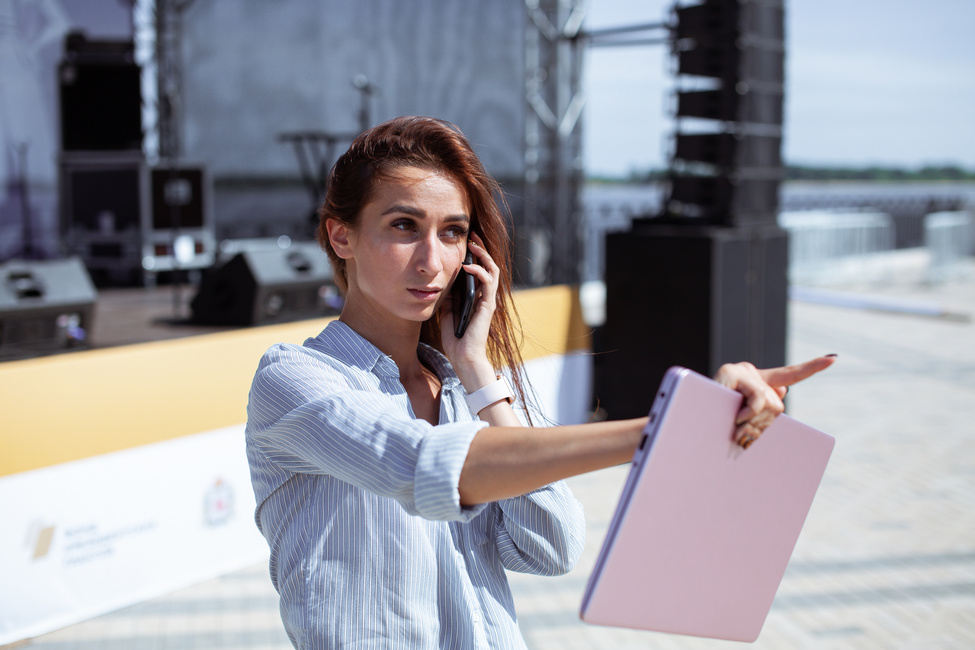 Régisseur supervisant la logistique d'événements professionnels.