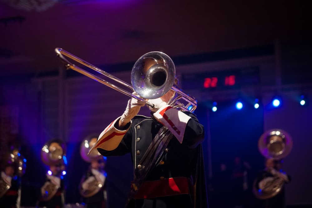 Un homme joue du trombone sur scène.