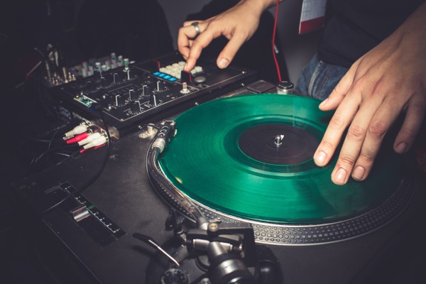 Image d'un dj lors d'un anniversaire