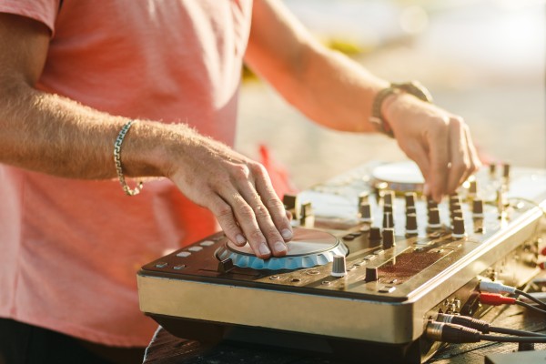 Image d'un dj lors d'un anniversaire