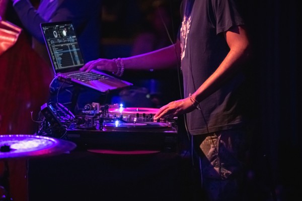 Image d'un dj lors d'un anniversaire