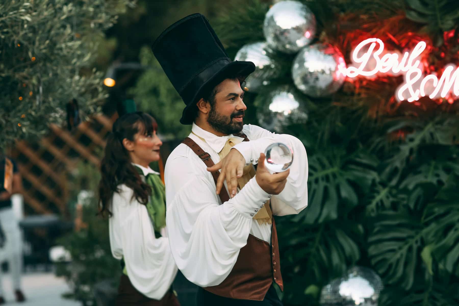 Magicien en représentation de close-up
