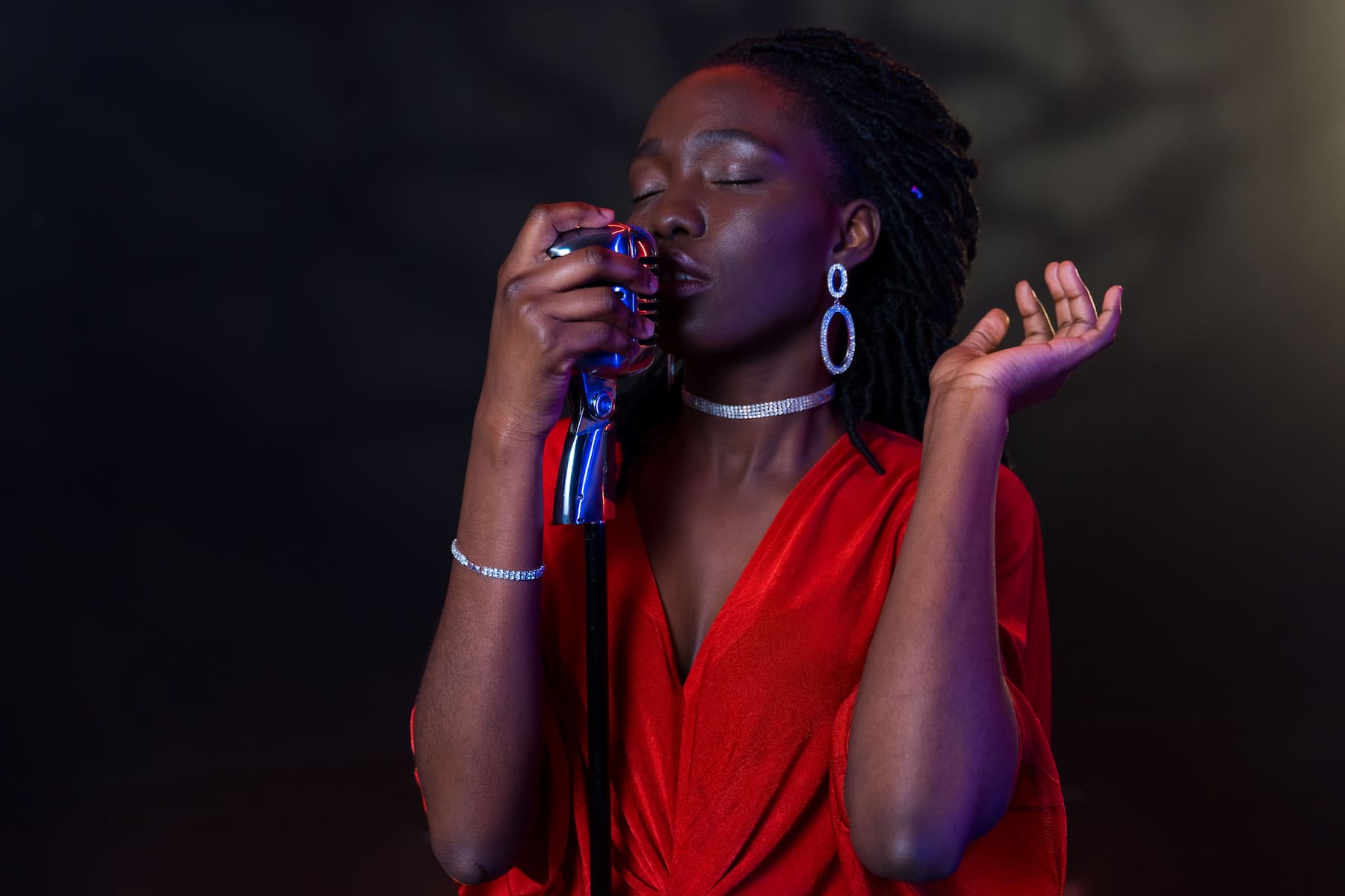 Chanteuse soirée sur scène avec micro