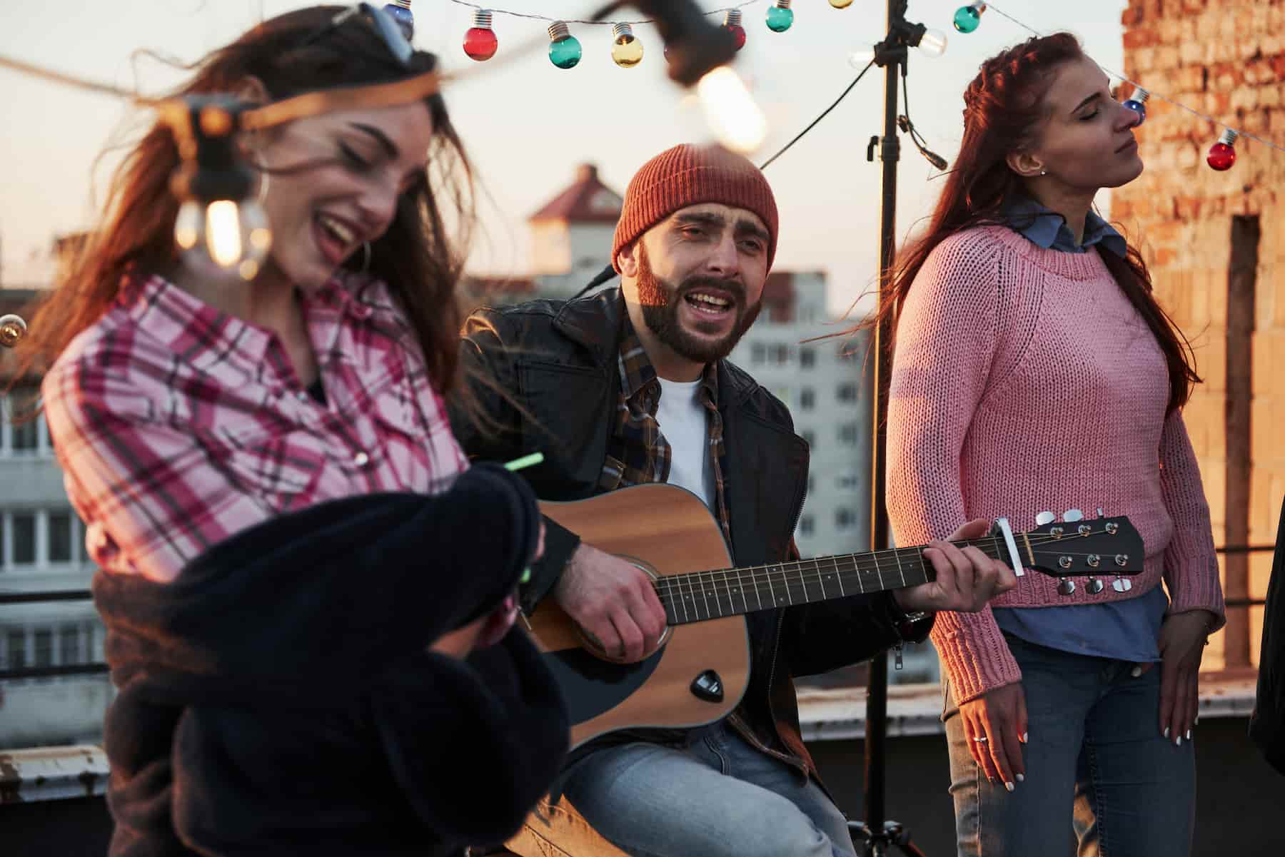Concert groupe musique soirée en extérieur