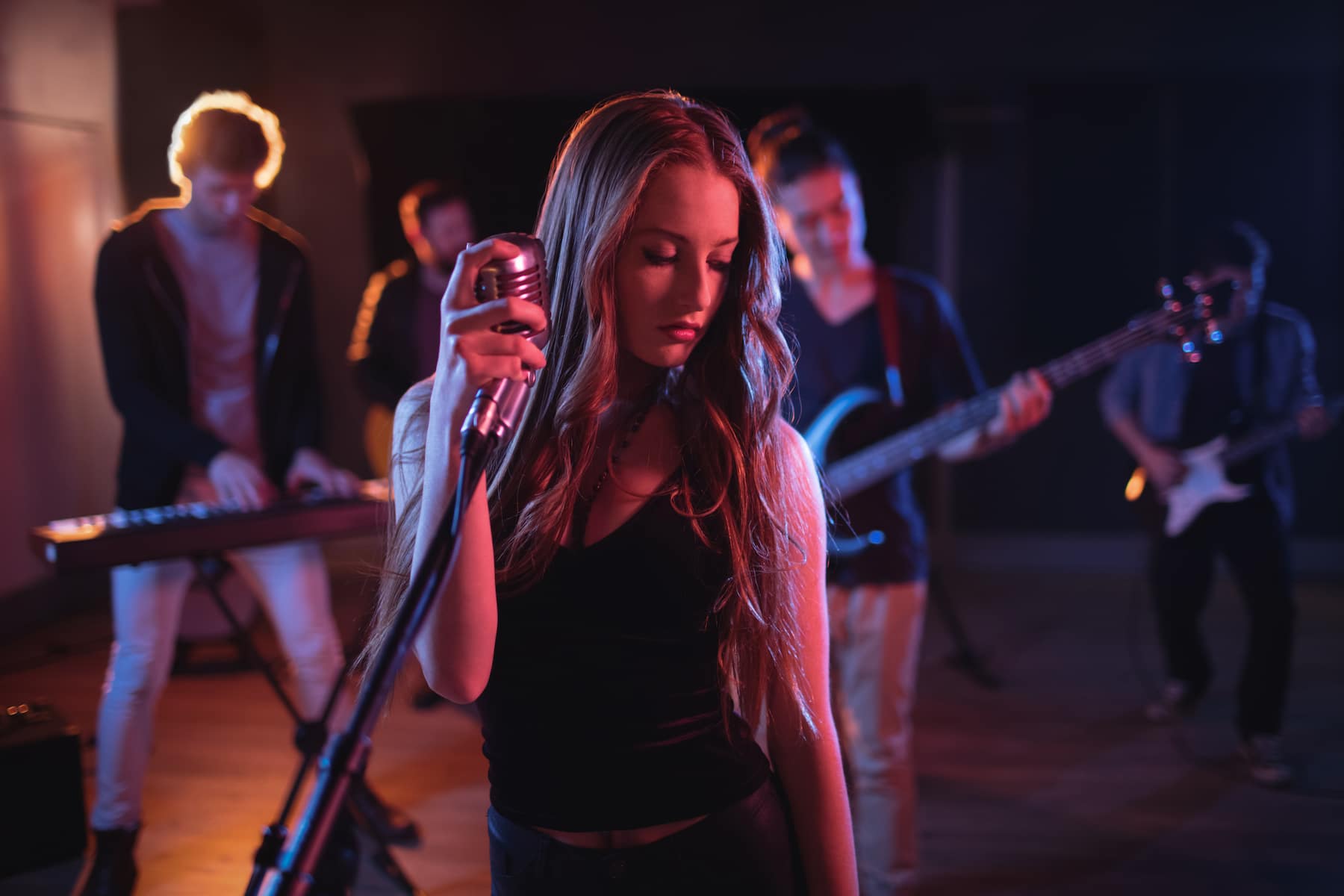 Zoom chanteuse avec groupe pour soirée