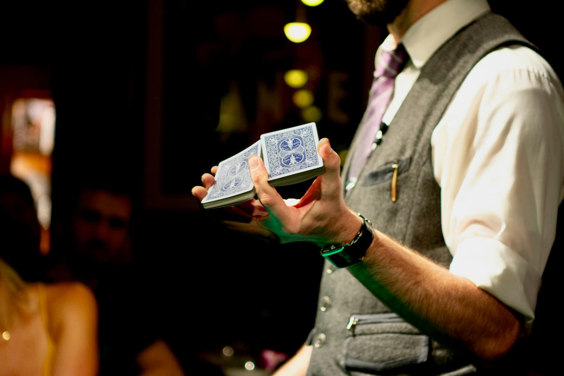 Magicien tenant un jeu de cartes entre ses mains