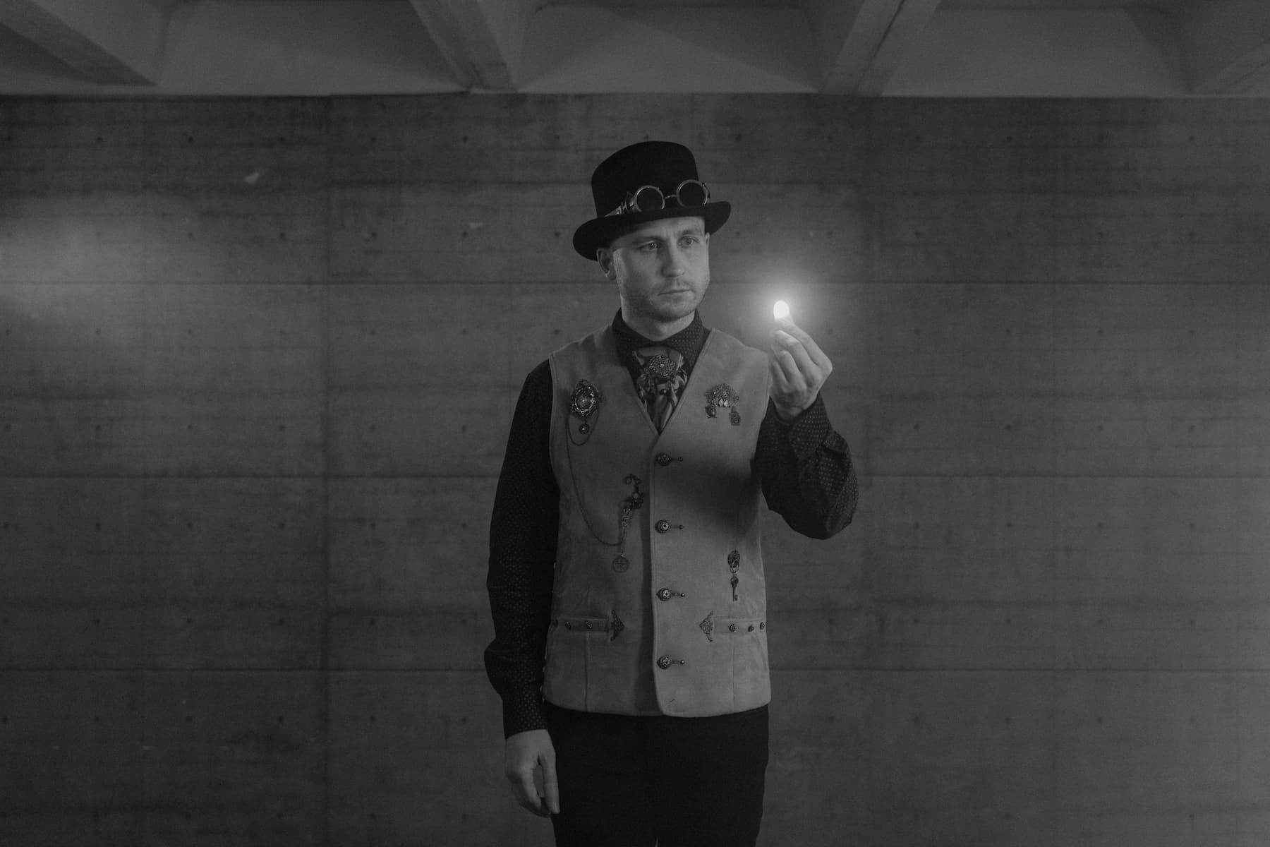 Portrait en noir et blanc d'un magicien pendant un numéro de close-up
