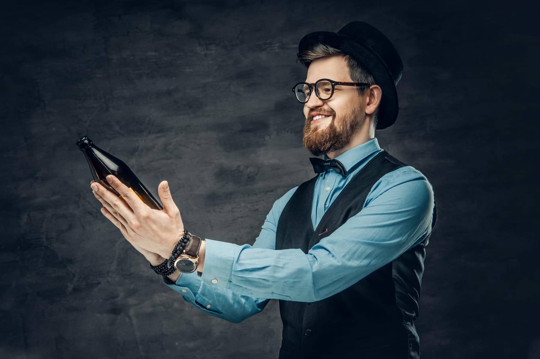 Magicien déployant des cartes en éventail face à son public