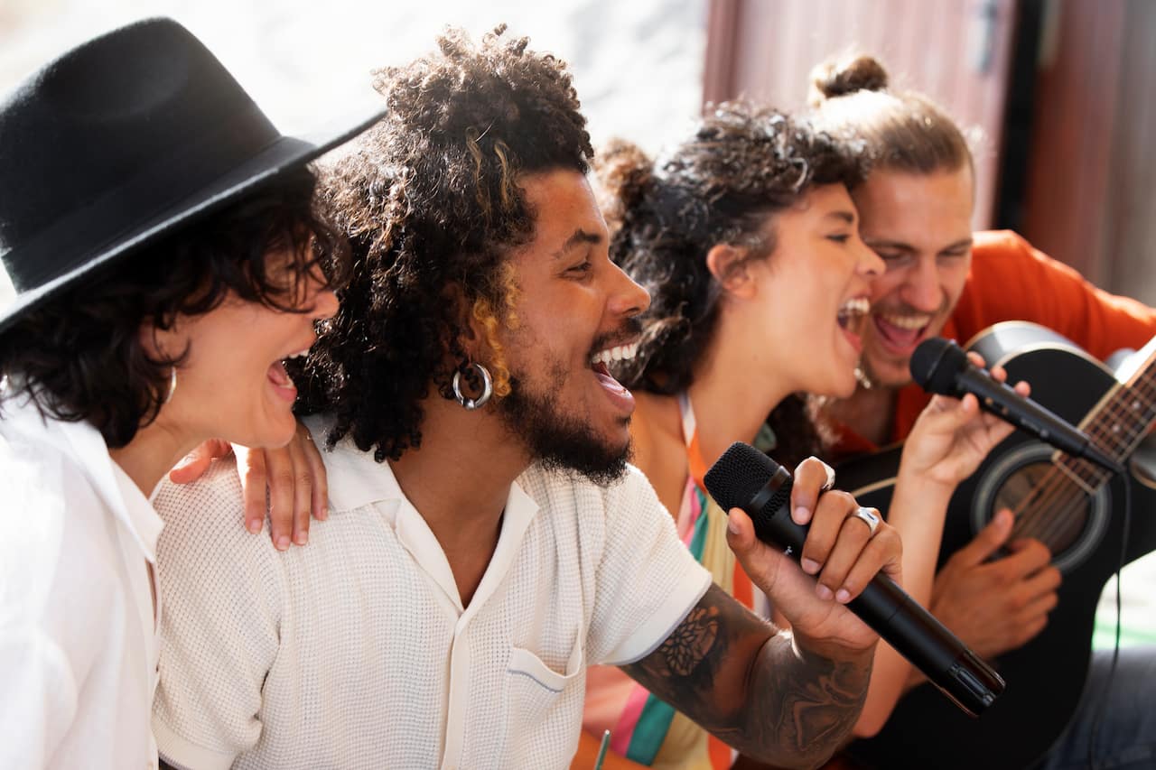 Orchestre de musiciens professionnels en train de chanter