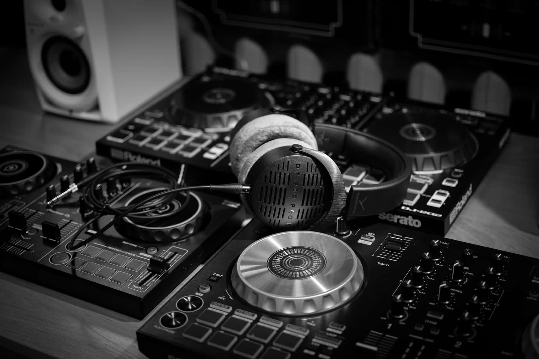 Photo noir et blanc table de mixage DJ