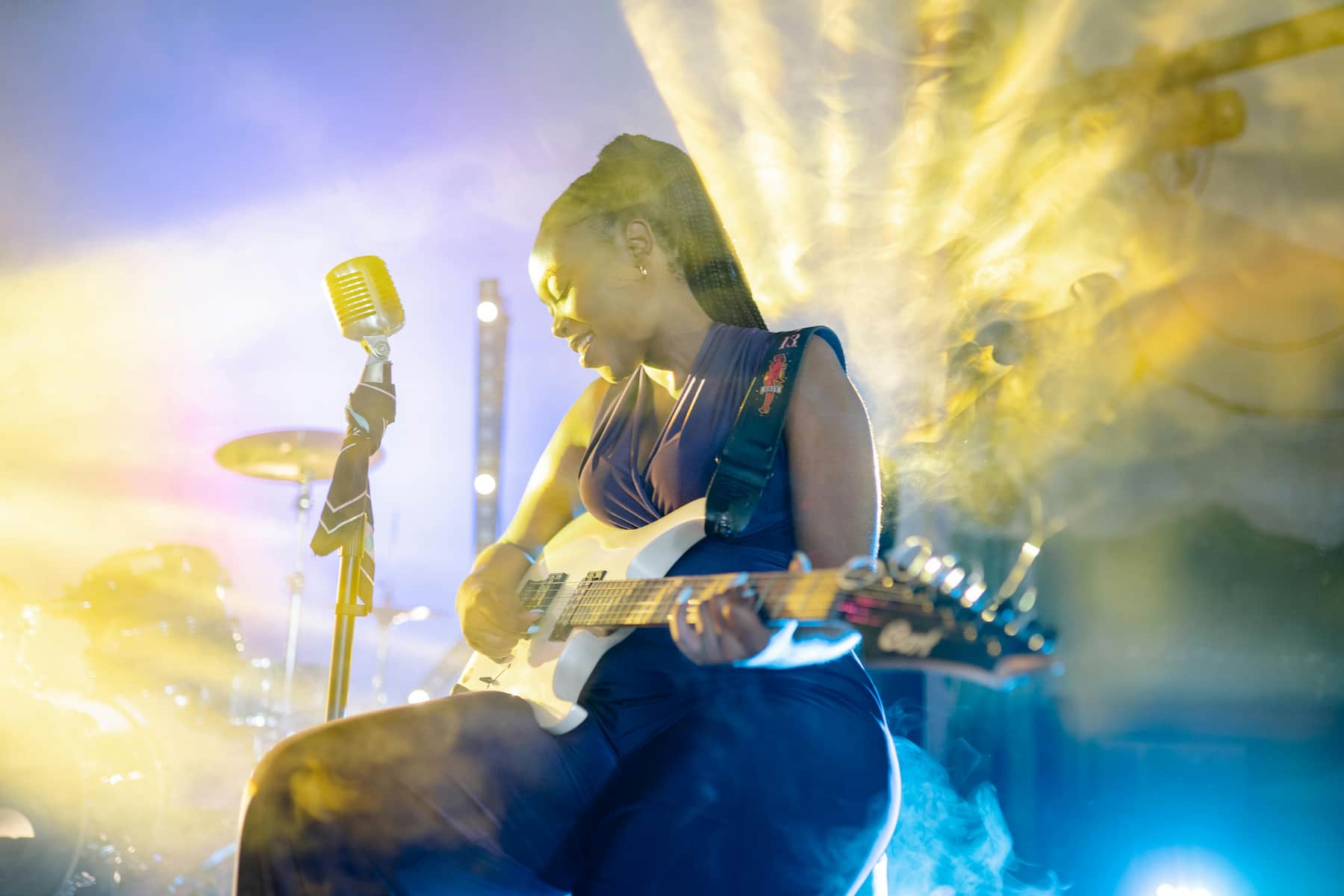 Femme qui chante et joue de la guitare