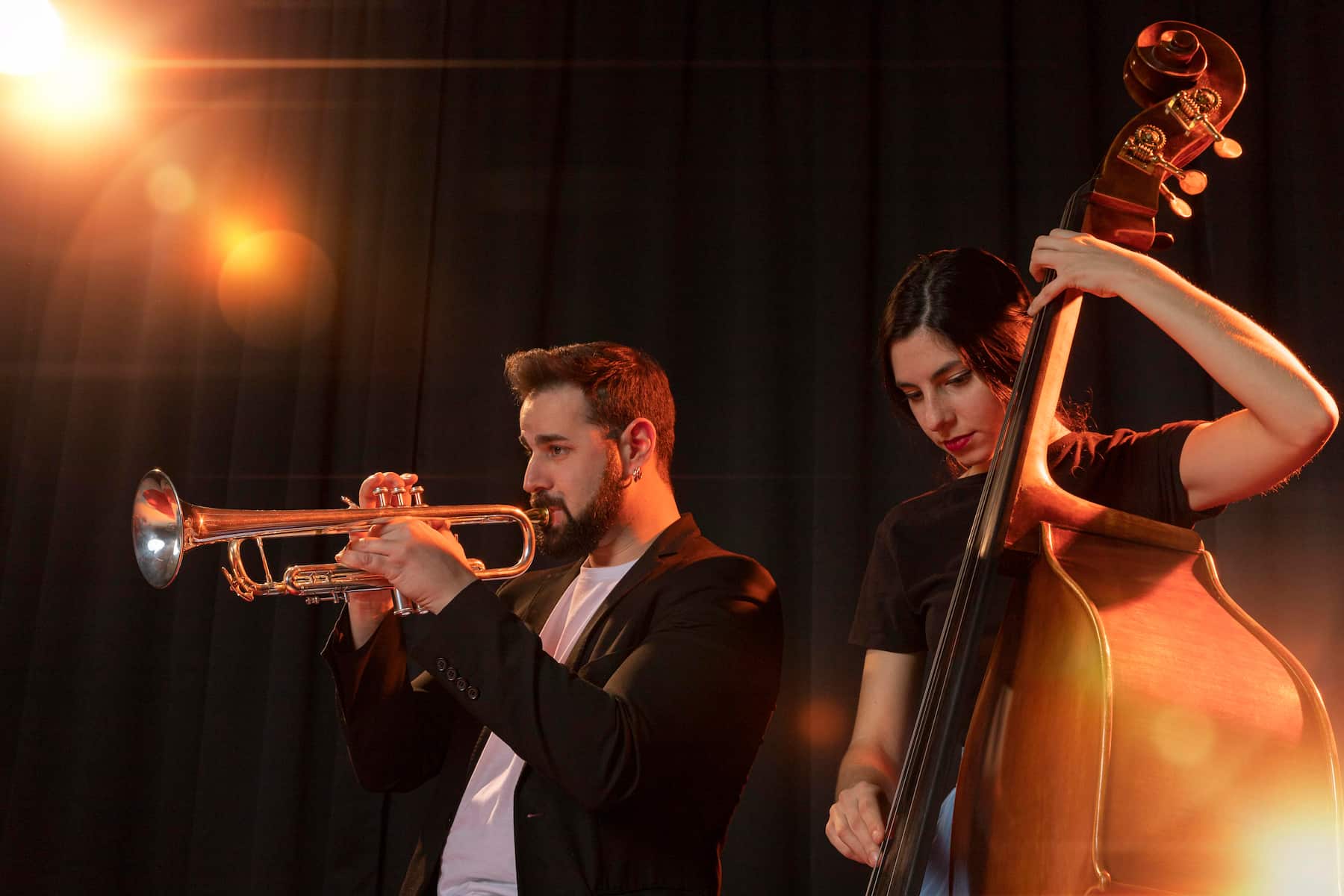Homme et femme jouant du jazz