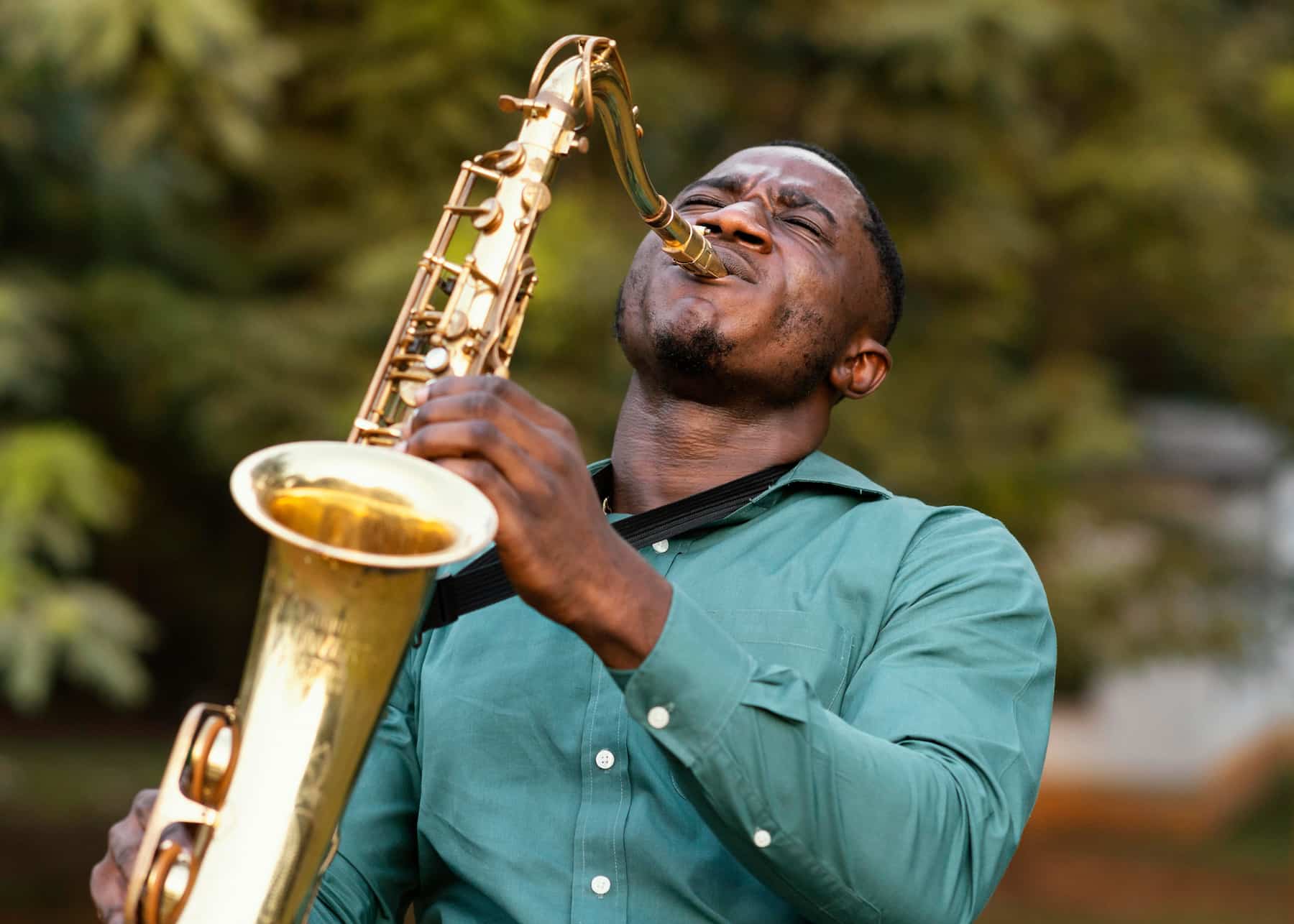 Homme jouant d'un instrument de jazz
