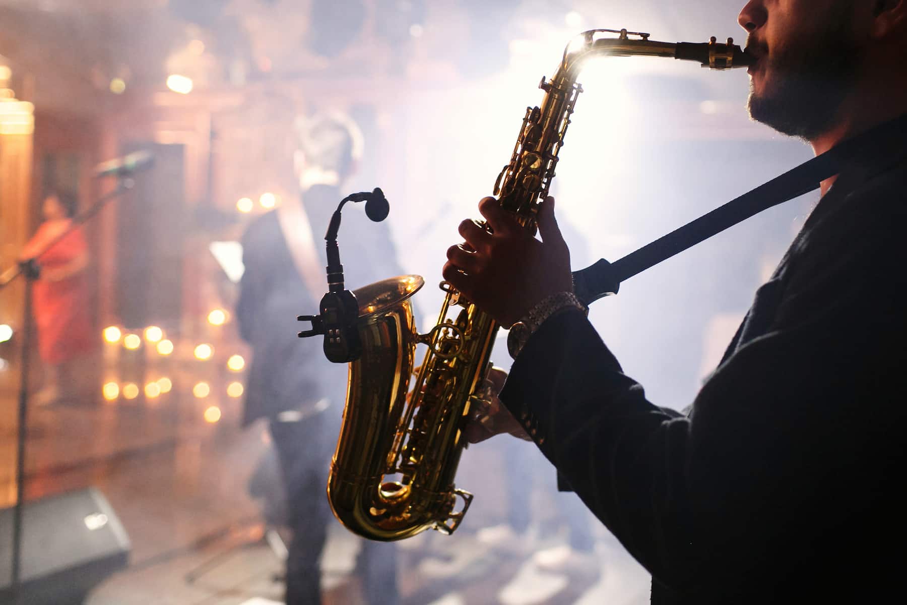 Homme jouant du saxophone