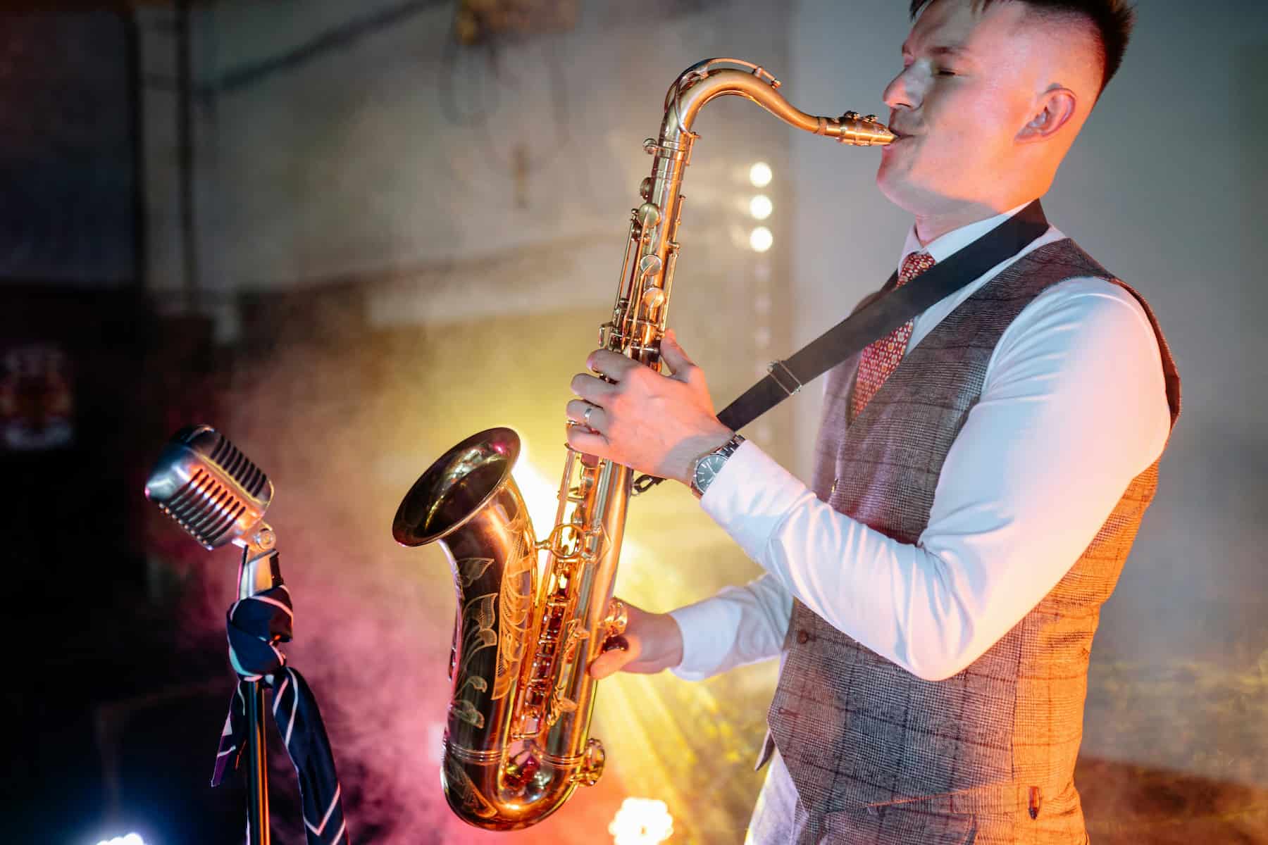 Homme qui joue du saxophone