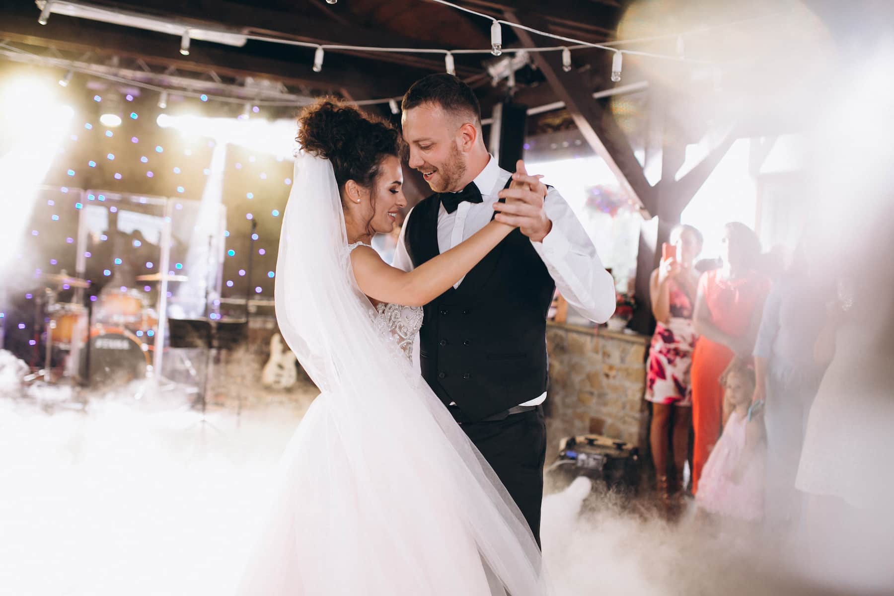 Danse de mariage devant groupe de musique mariage
