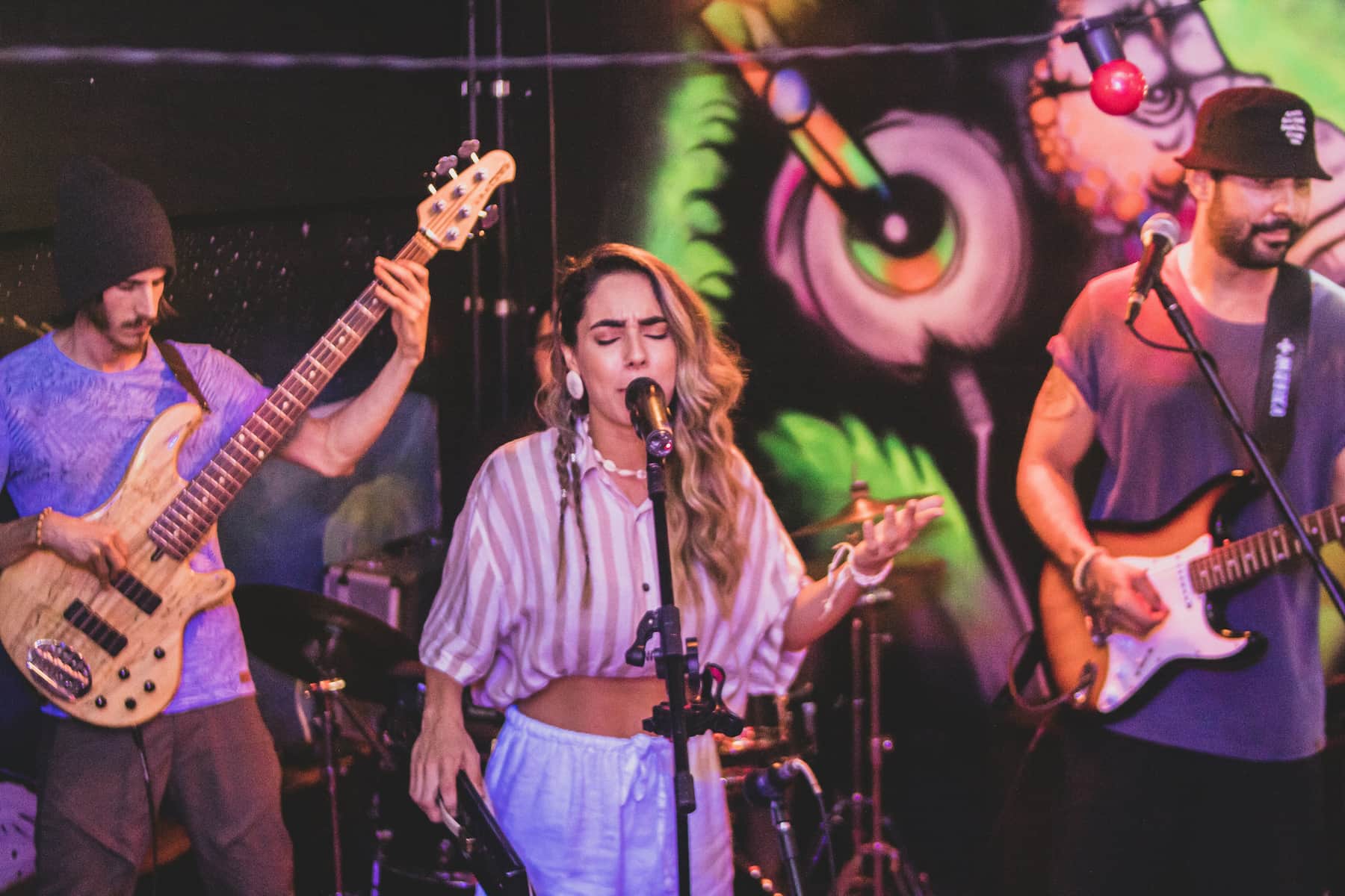 chanteuse sur scène en live avec son groupe