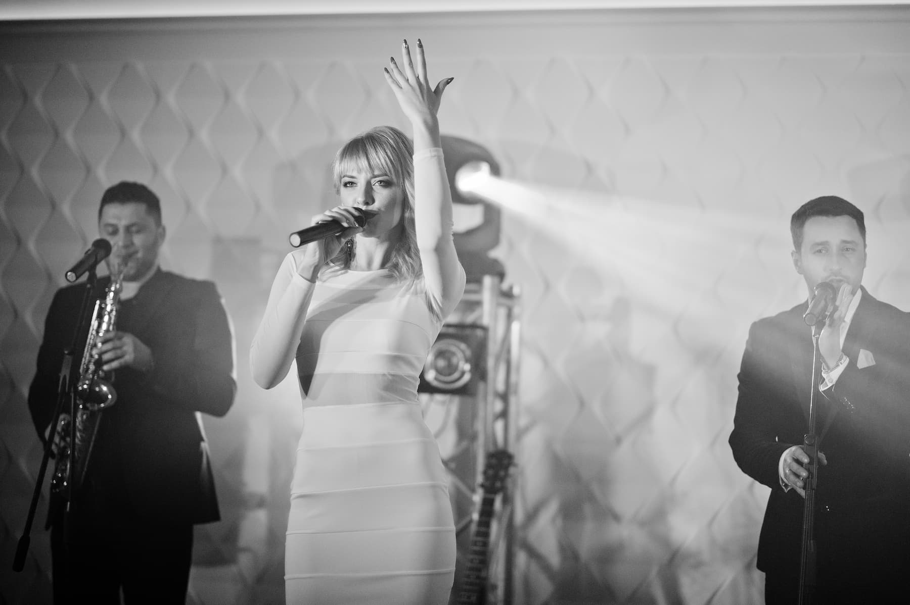 Groupe de musique jouant sur une scène