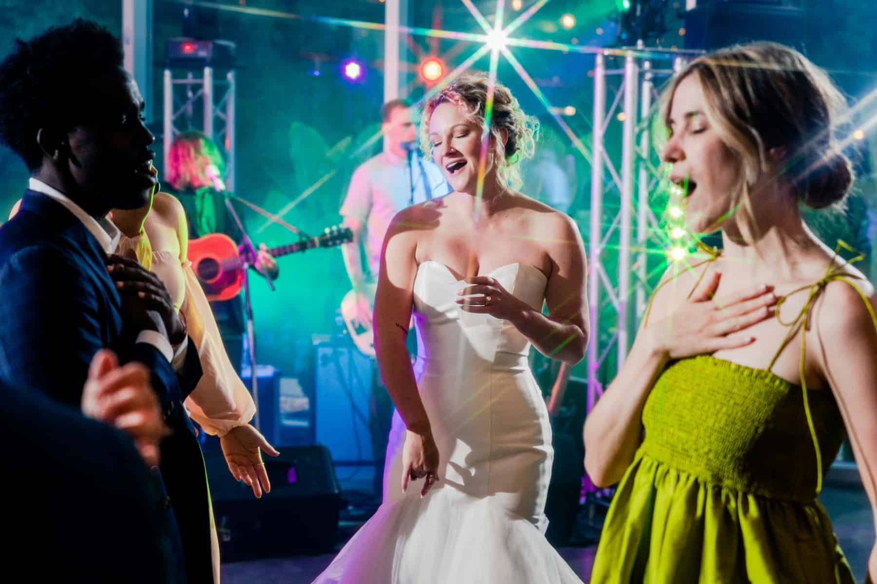 Groupe de musique mariage parmi les invités