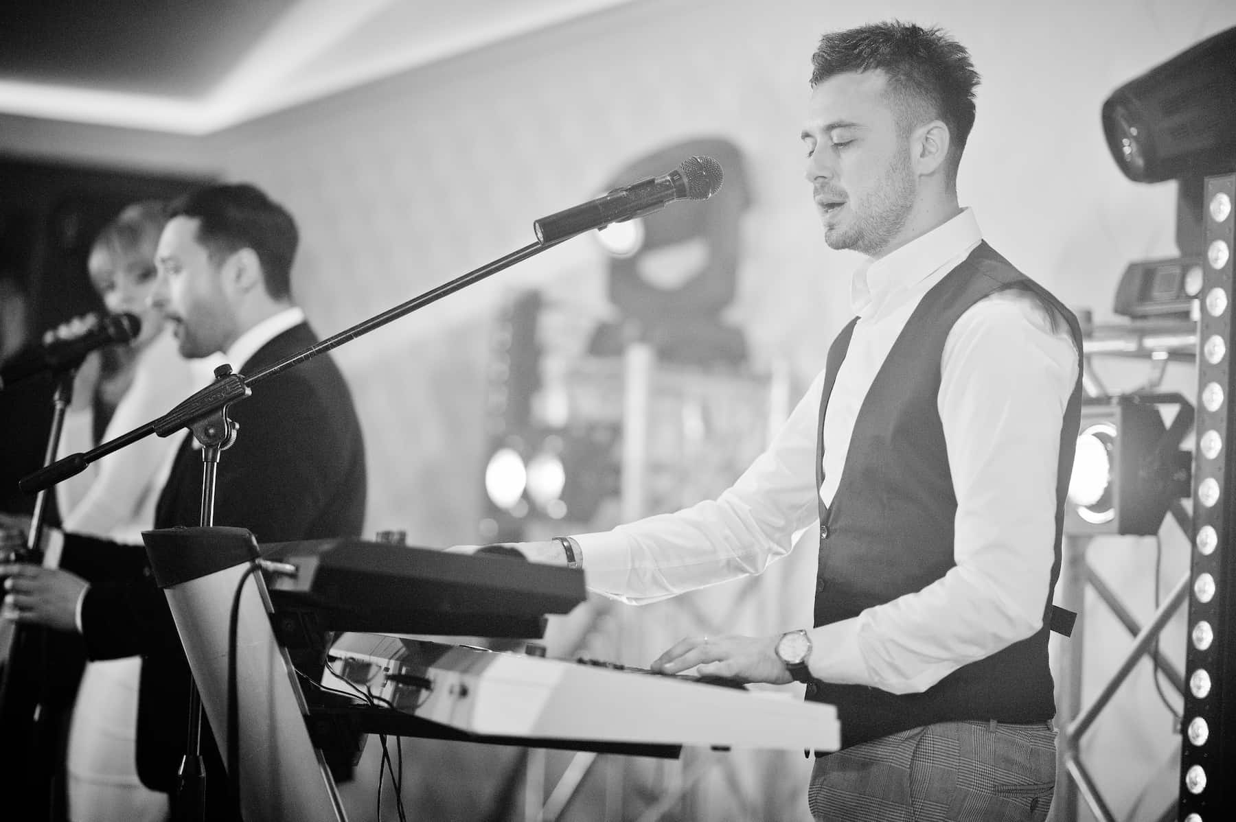 Live band mariage en noir et blanc