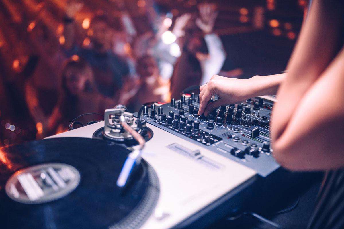 DJ mixant devant une foule en soirée
