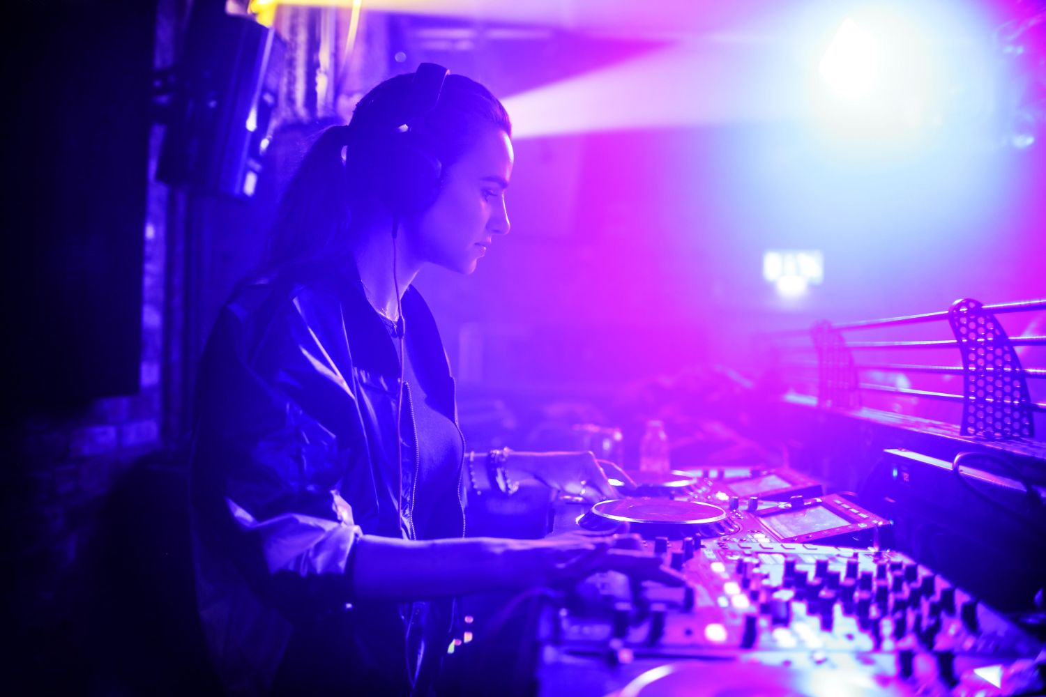 Photo d’un DJ qui anime un Cocktail.