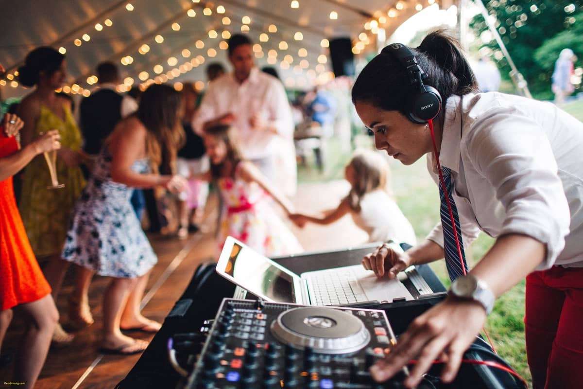 Femme DJ mixant pour un mariage