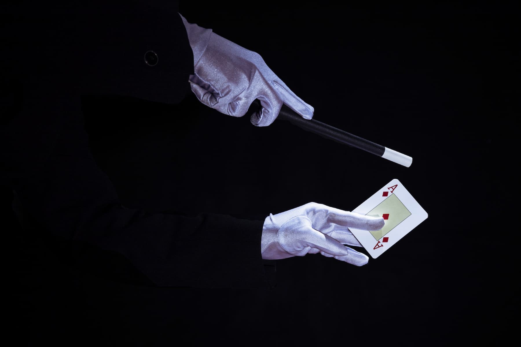 Fond noir avec gants blancs et accessoires de magie