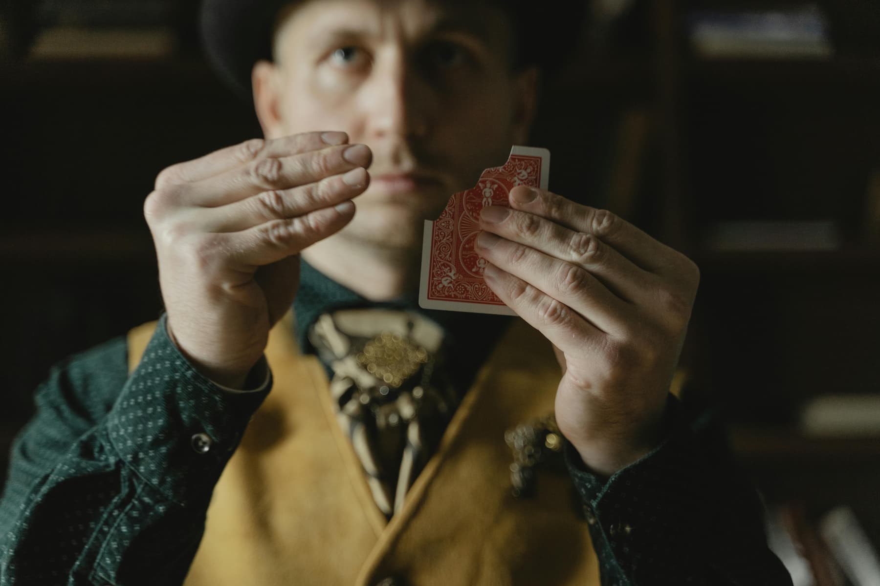 Tour de magie d'un magicien close-up