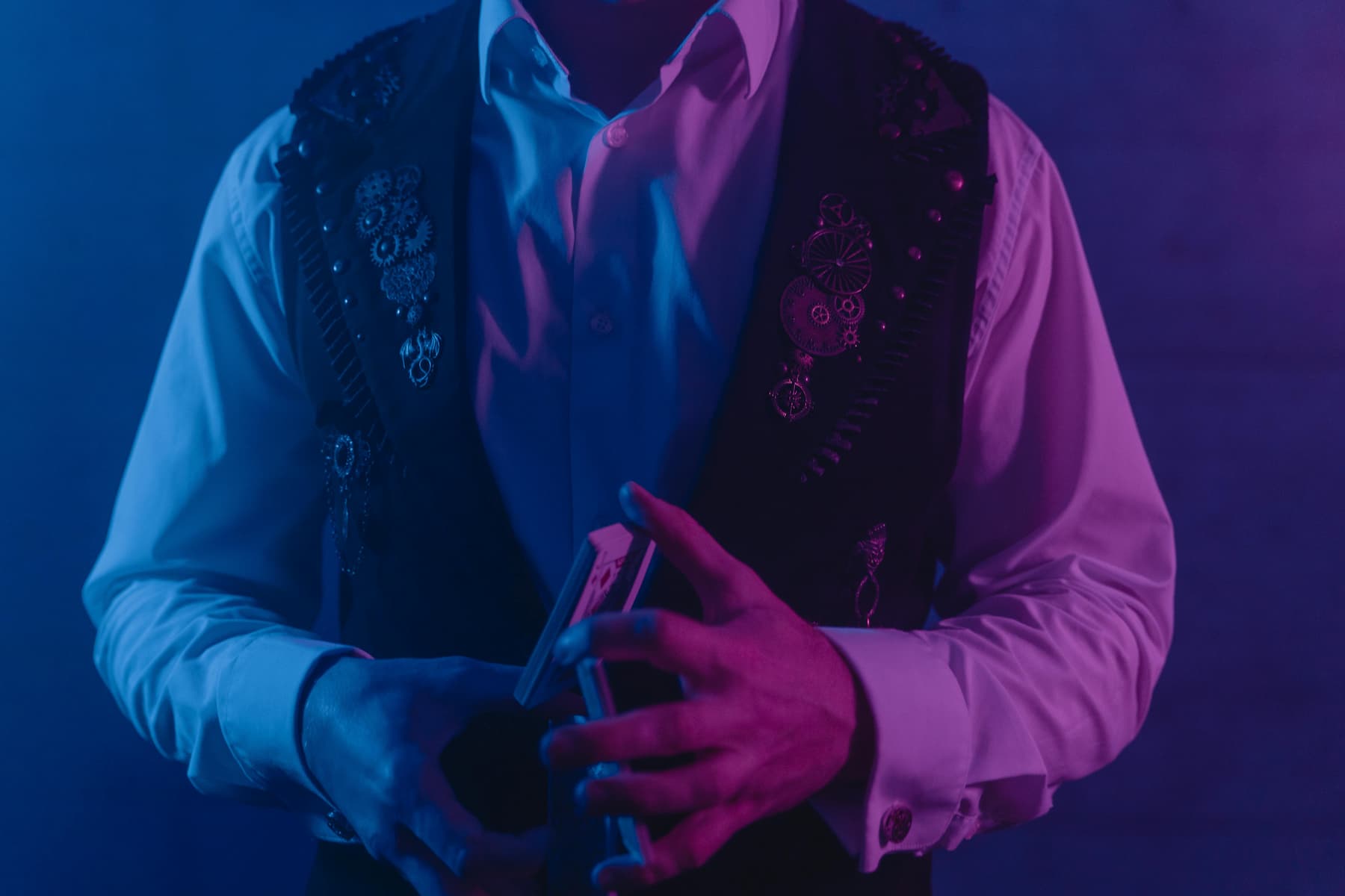 Zoom sur les mains d'un homme avec des cartes