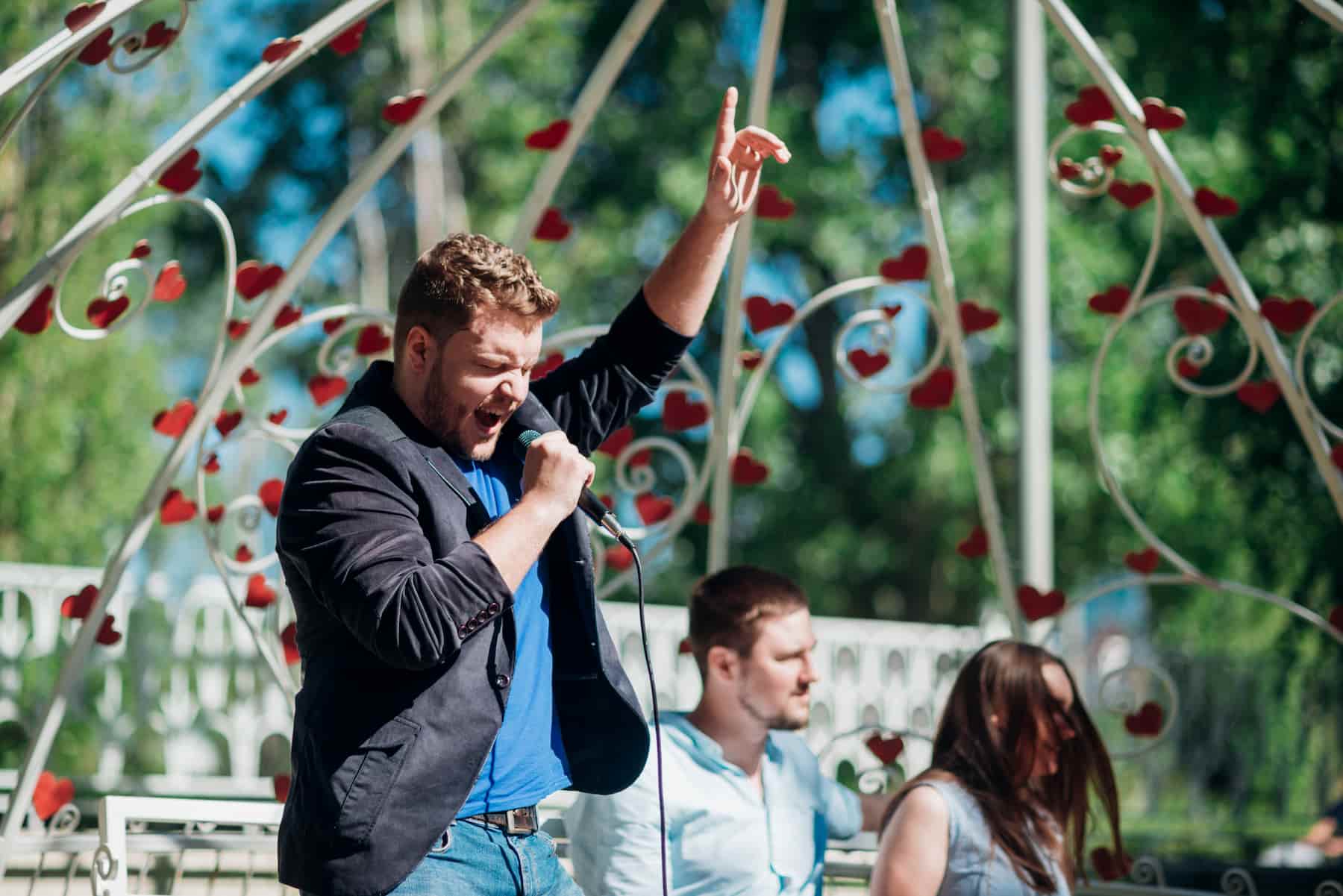 Chanteur pour mariage sous un kiosque avec guirlandes coeurs
