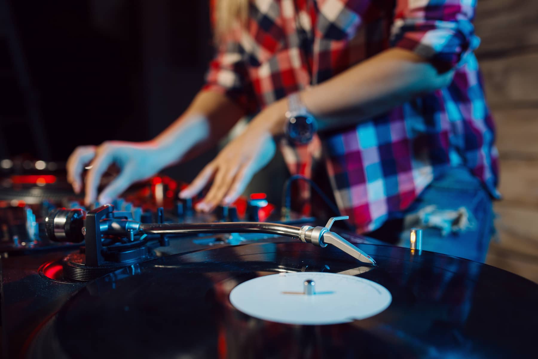 DJ et table de mixage