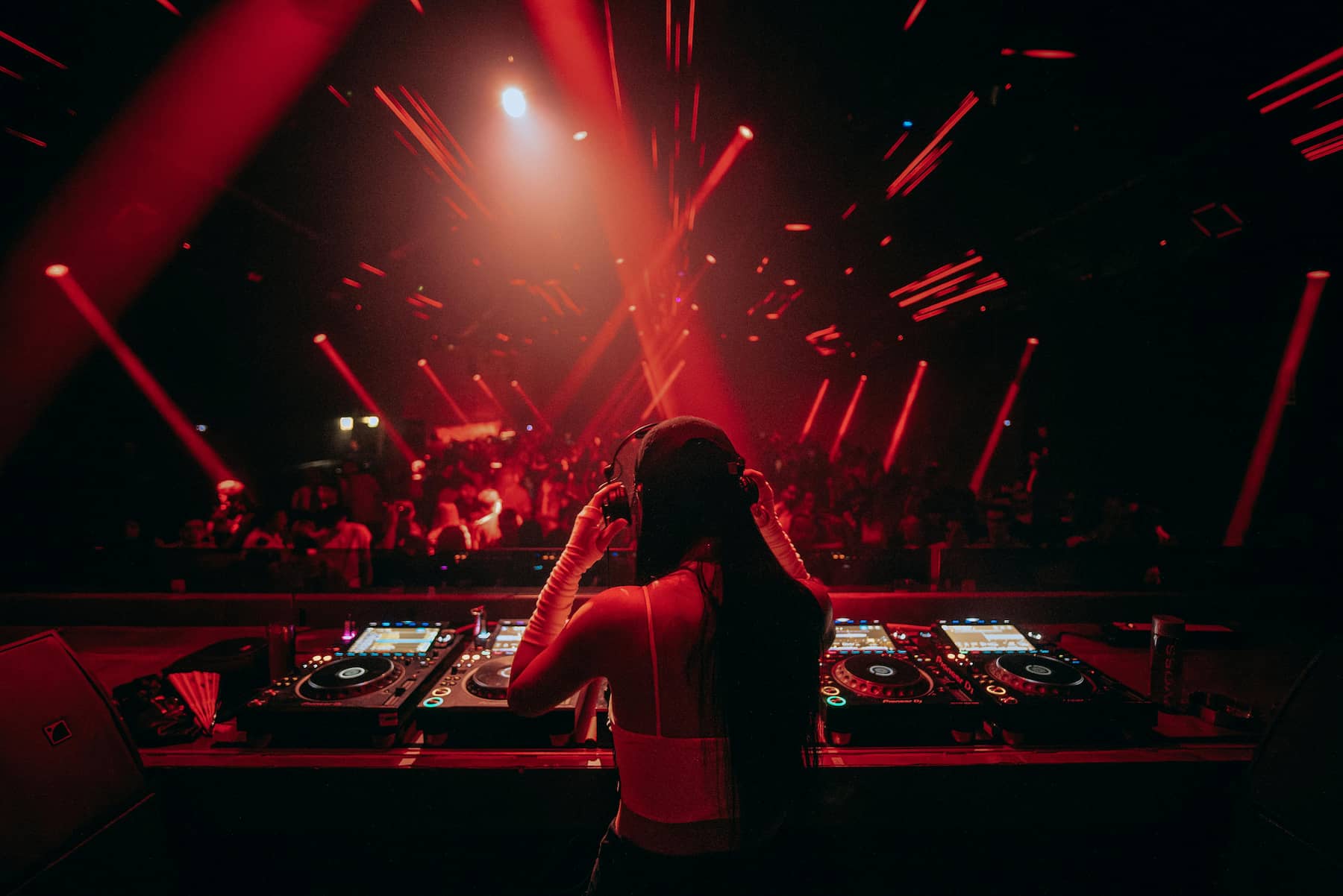 Femme DJ et néons rouges