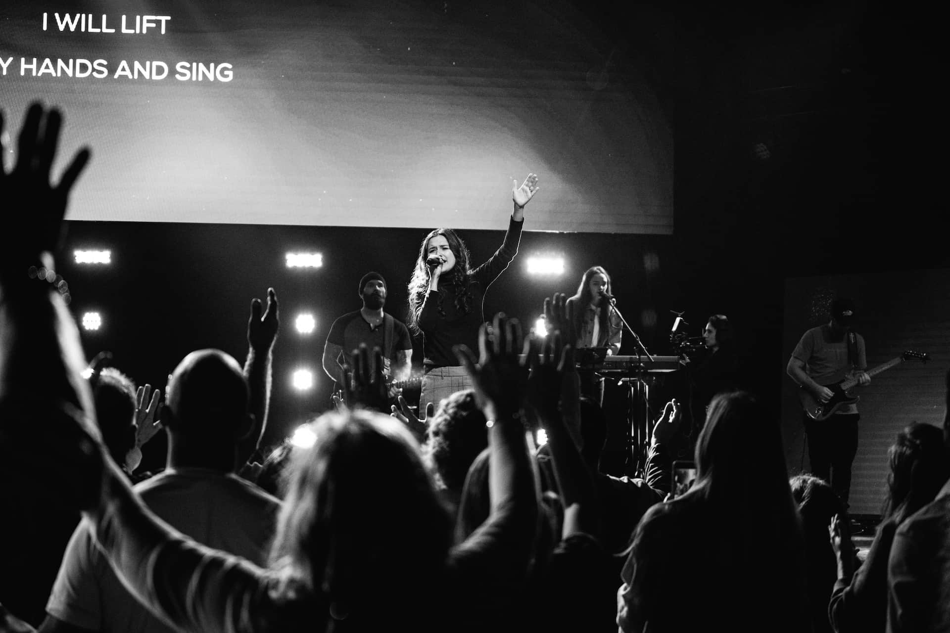 groupe de musiciens gospel sur scène